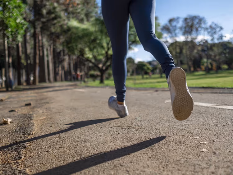 サブ4 ランニングシューズ